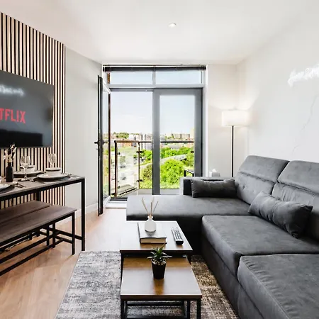 Modern City-view - Balcony & Sleeps 8 Apartment *