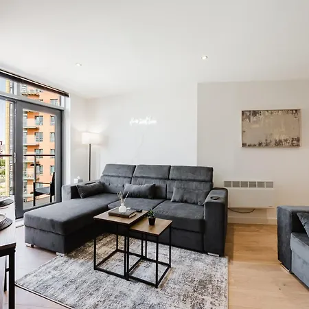 Apartment Modern City-view - Balcony & Sleeps 8 *
