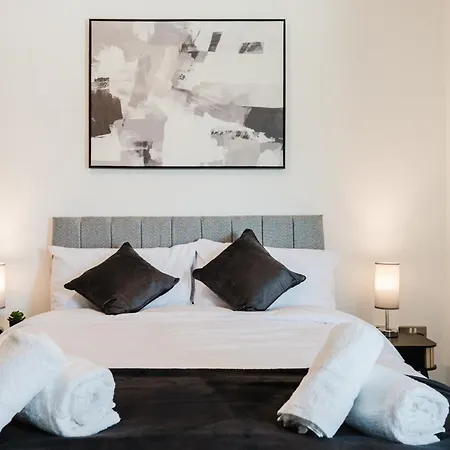 Apartment Modern City-view - Balcony & Sleeps 8 *