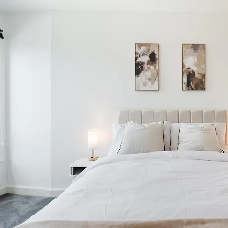 Modern City-view - Balcony & Sleeps 8 Apartment *