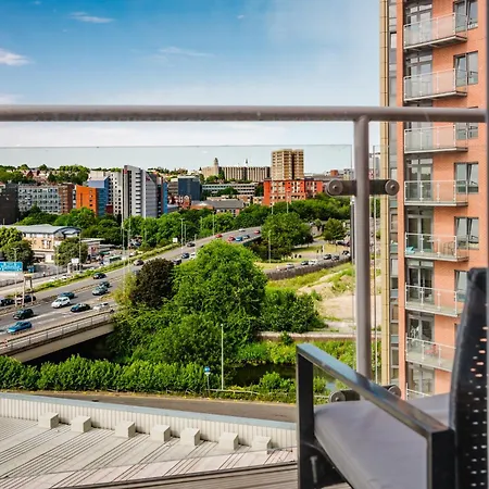 Modern City-view - Balcony & Sleeps 8 Apartment