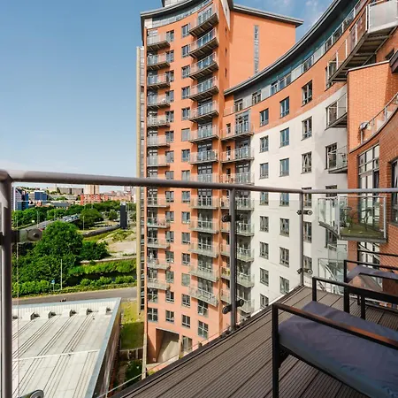 Modern City-view - Balcony & Sleeps 8 Apartment Leeds (West Yorkshire)