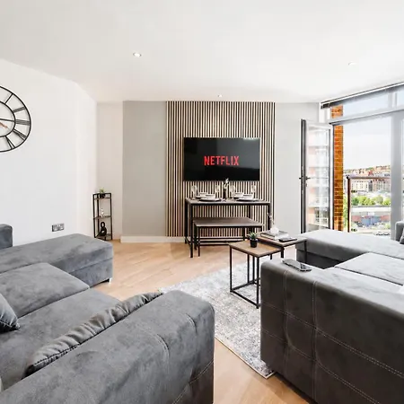 Modern City-view - Balcony & Sleeps 8 Apartment Leeds (West Yorkshire)