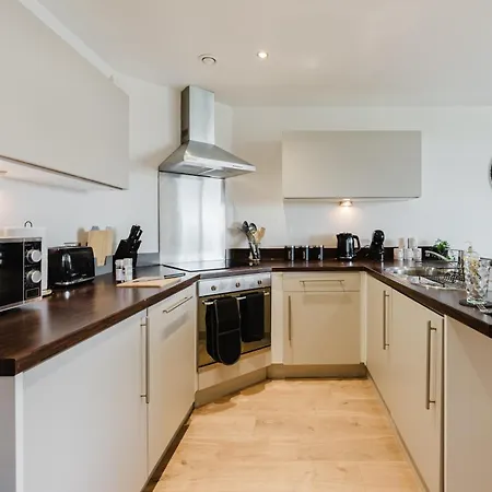 Modern City-view - Balcony & Sleeps 8