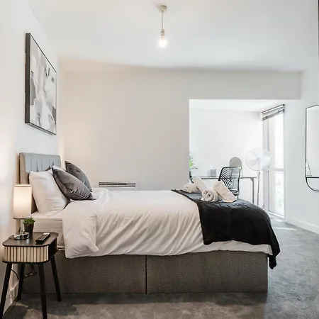 Modern City-view - Balcony & Sleeps 8