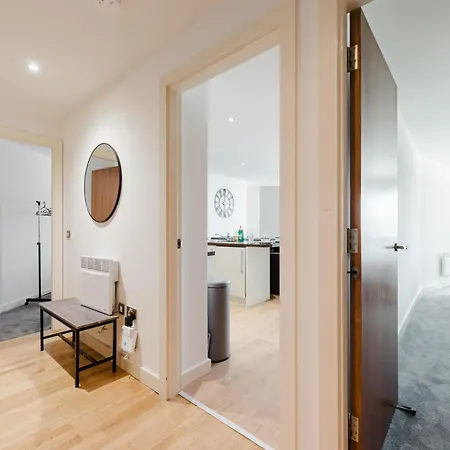 Modern City-view - Balcony & Sleeps 8