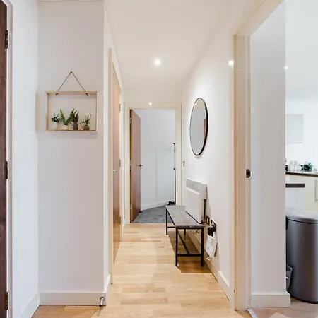 Apartment Modern City-view - Balcony & Sleeps 8