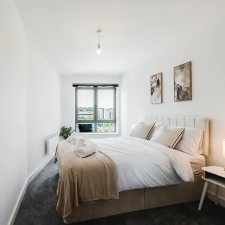 Modern City-view - Balcony & Sleeps 8 Apartment