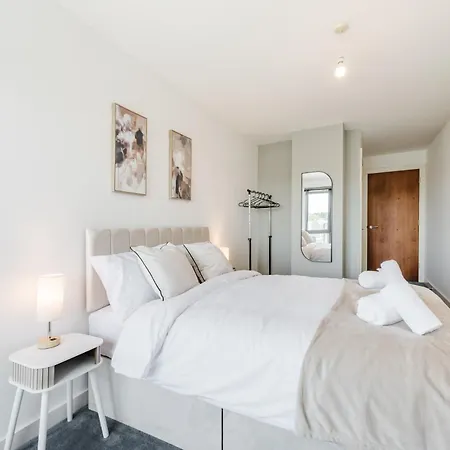 Modern City-view - Balcony & Sleeps 8 Apartment
