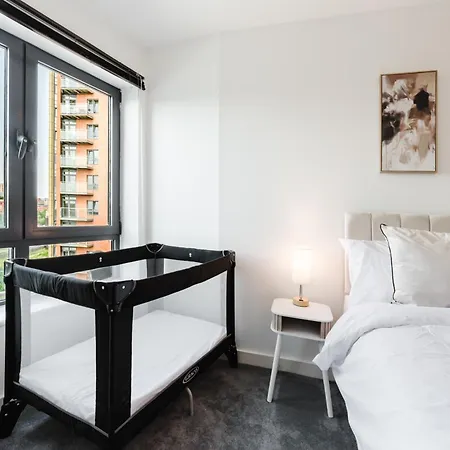 Apartment Modern City-view - Balcony & Sleeps 8