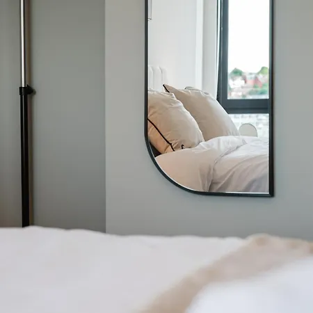 Apartment Modern City-view - Balcony & Sleeps 8 *