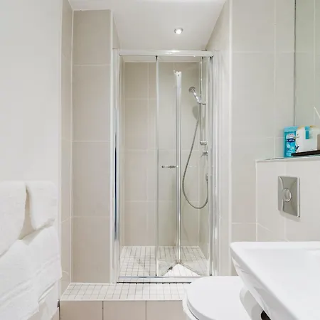 Modern City-view - Balcony & Sleeps 8
