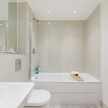 Modern City-view - Balcony & Sleeps 8 Apartment *