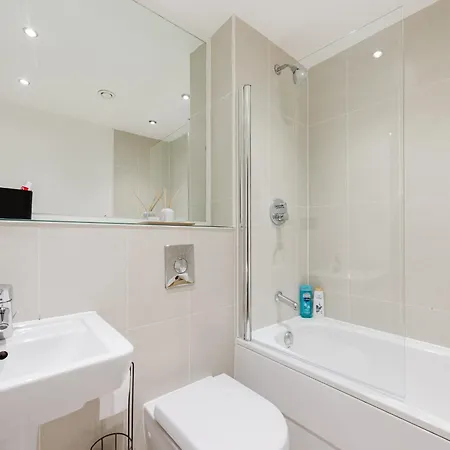 Modern City-view - Balcony & Sleeps 8 Apartment *
