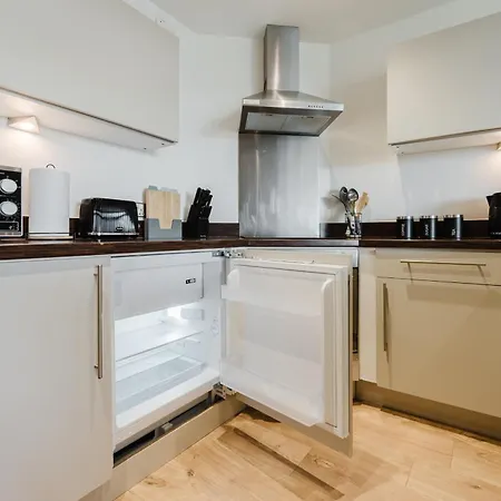 Apartment Modern City-view - Balcony & Sleeps 8
