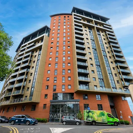 Modern City-view - Balcony & Sleeps 8