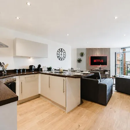 Modern Centre - Balcony & Sunset Views & Sleeps 8 *